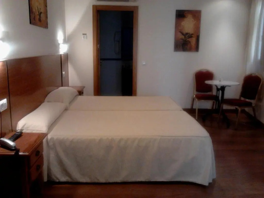 Double room (full double bed)