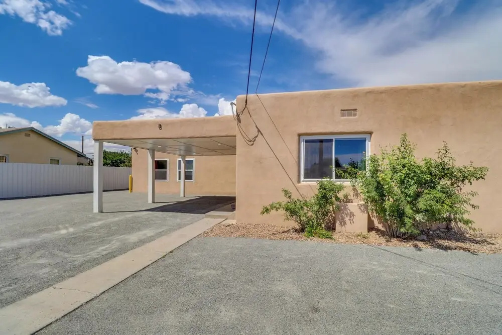 Central Albuquerque Getaway w/ Hot Tub & Grill!