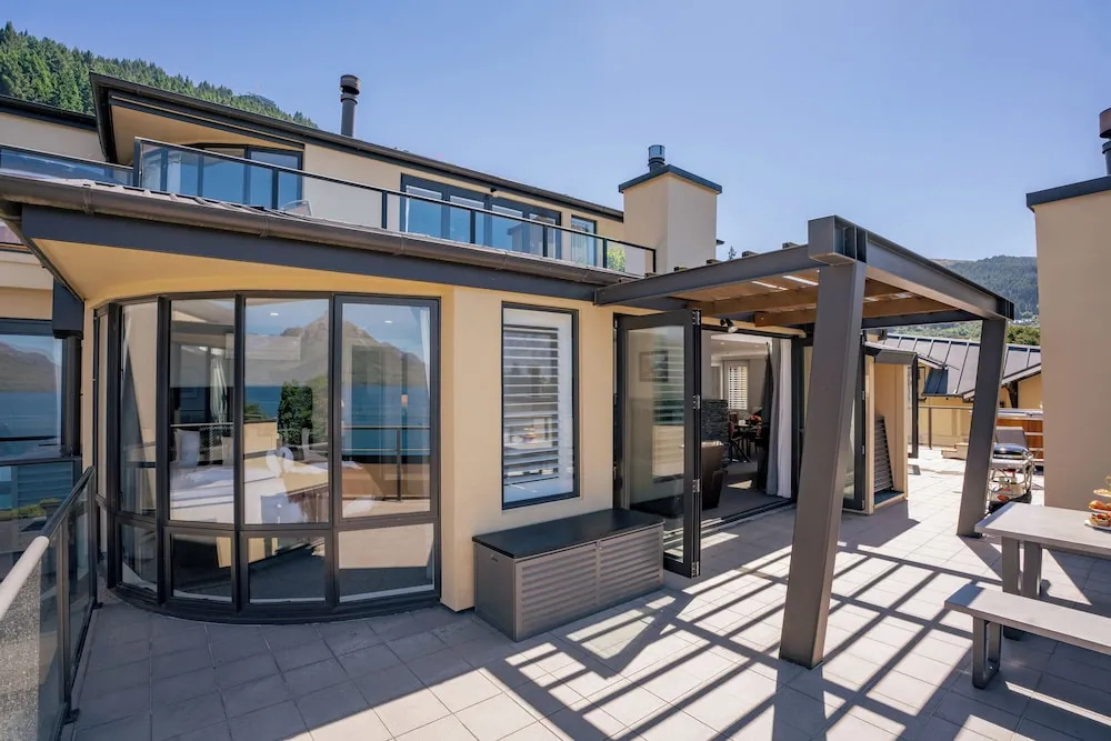 3-Bedroom Penthouse Apartment - The Beacon 1002
