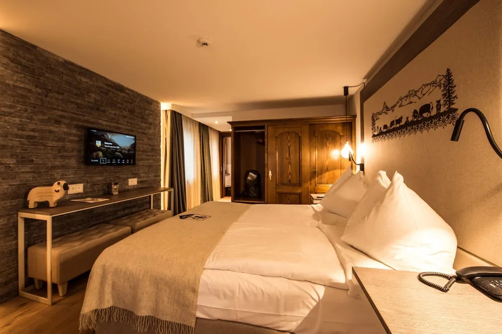 Hotel Daniela - Tap to explore photos