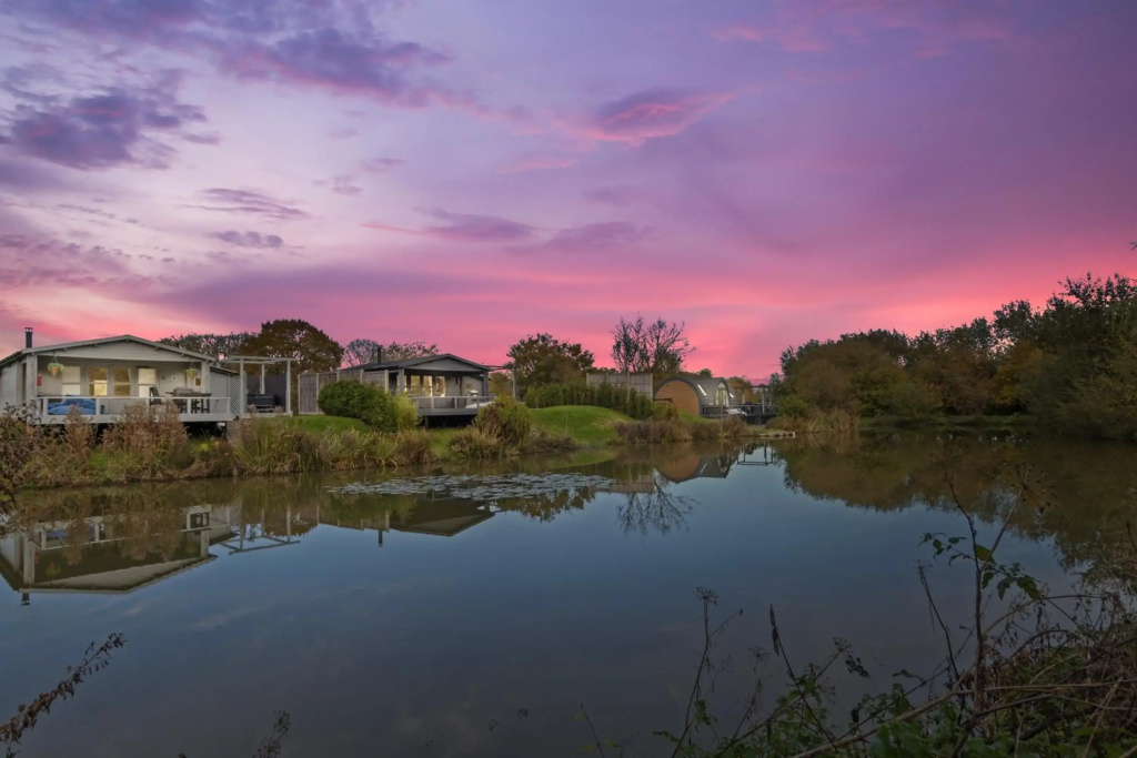 New Stunning Lake View Log Cabin With Hot Tub
