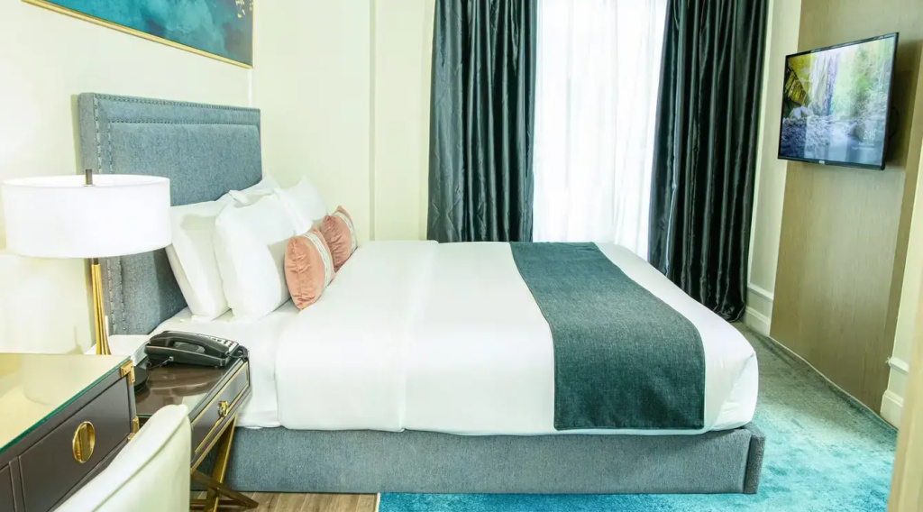 Deluxe Suite