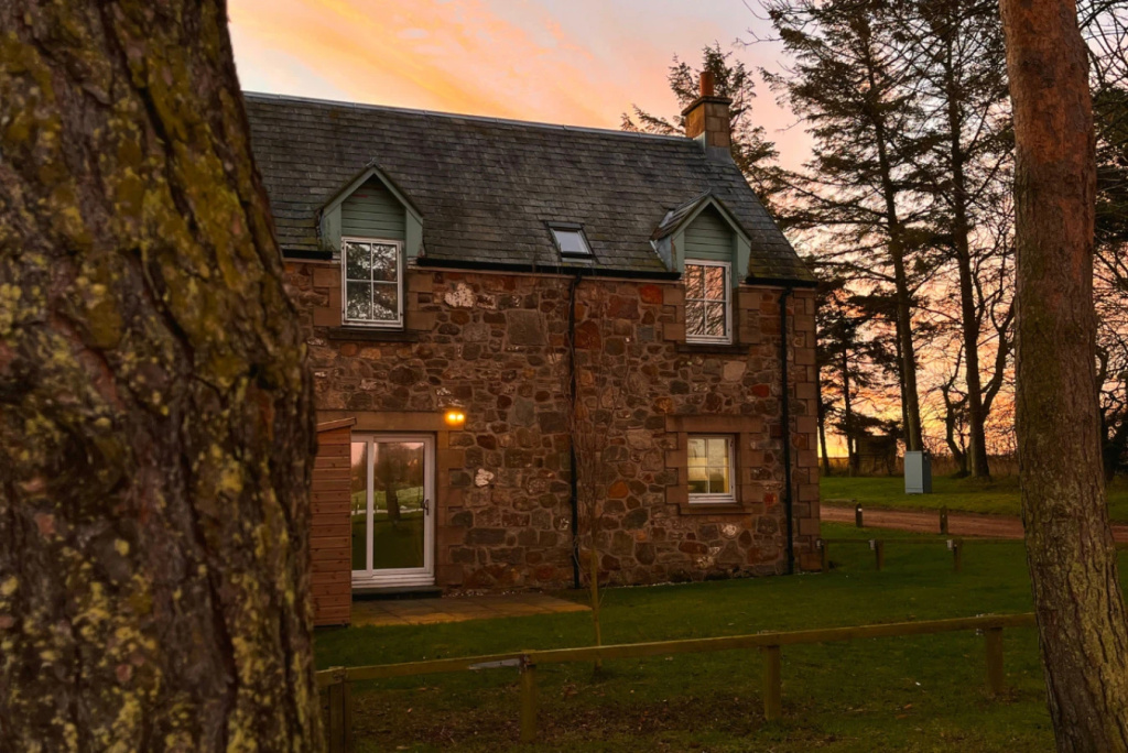 At The Bay: Quintessential Cottage in St Andrews