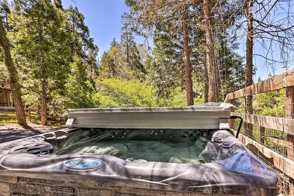 Spacious Lake Arrowhead Cabin w/ Jacuzzi Spa!