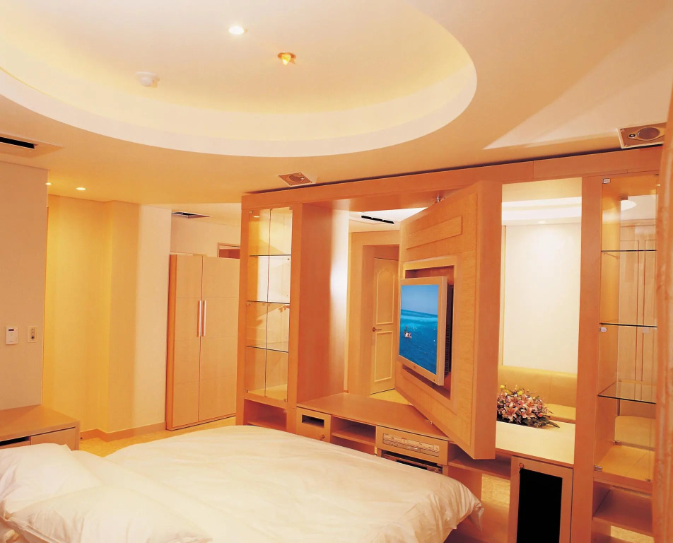 Royal Double Suite with lake view full double bed