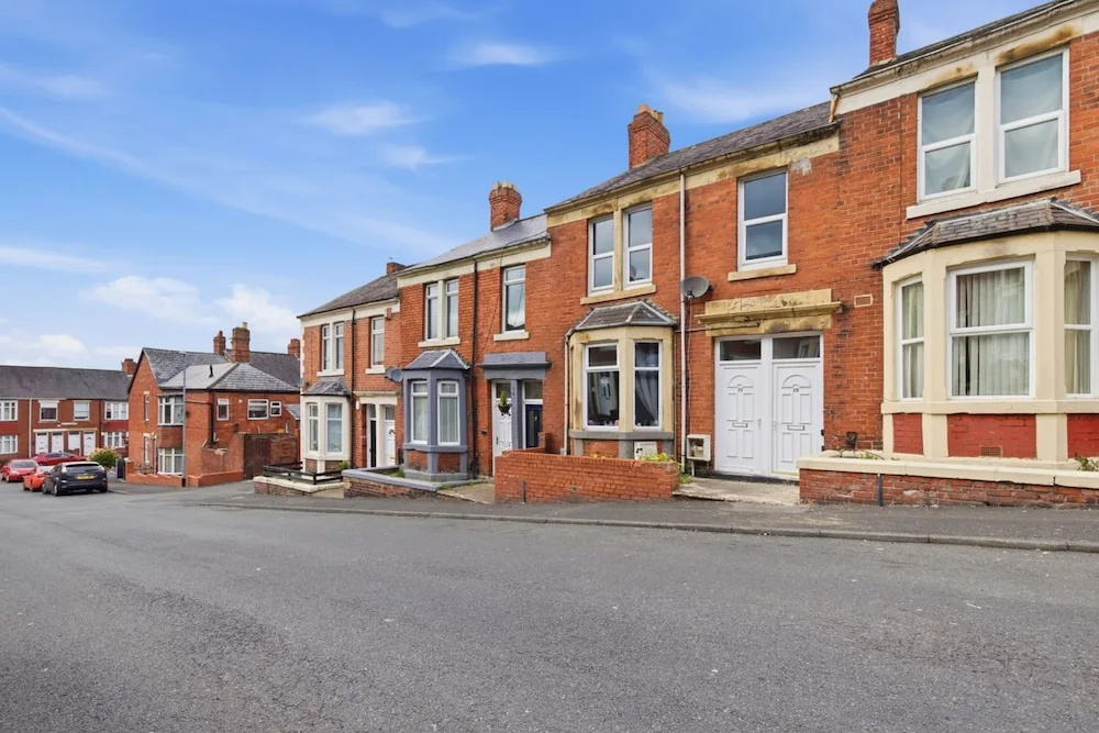Stylish 3BR Gateshead Home Free Parking Sleeps 6