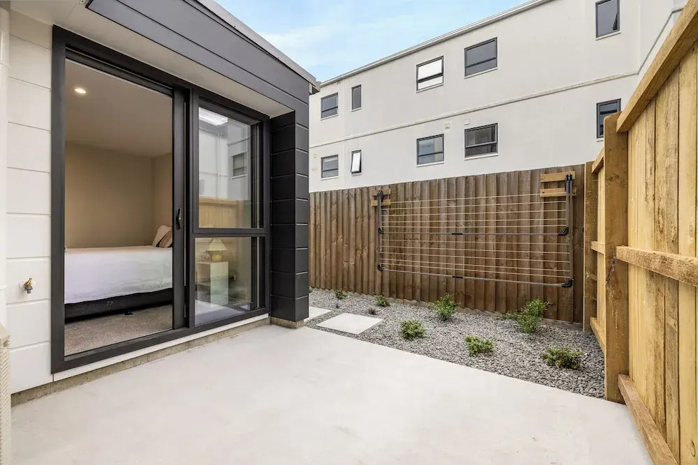 Spacious 3 Bedroom Townhouse - Close to Stadium