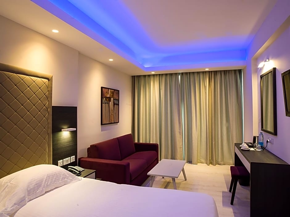 Superior Quadruple room with city view (full double bed and twin beds)
