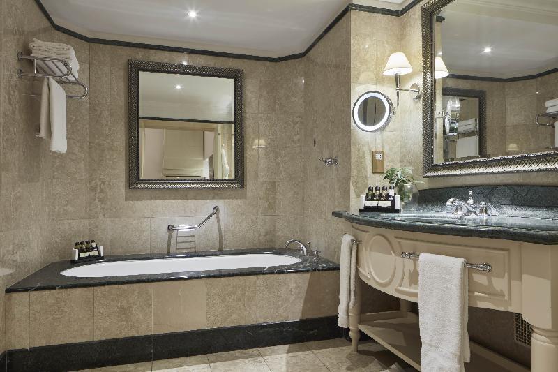 Двухместный номер Deluxe с видом на бассейн двуспальная кровать в Aphrodite Hills Hotel