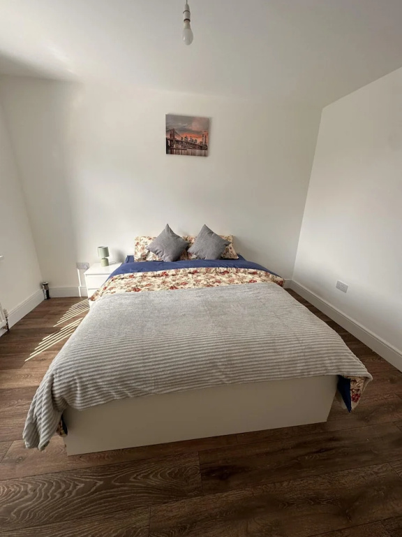 6-bed 3-bath Home - Sleeps 14 & Free Parking — фото