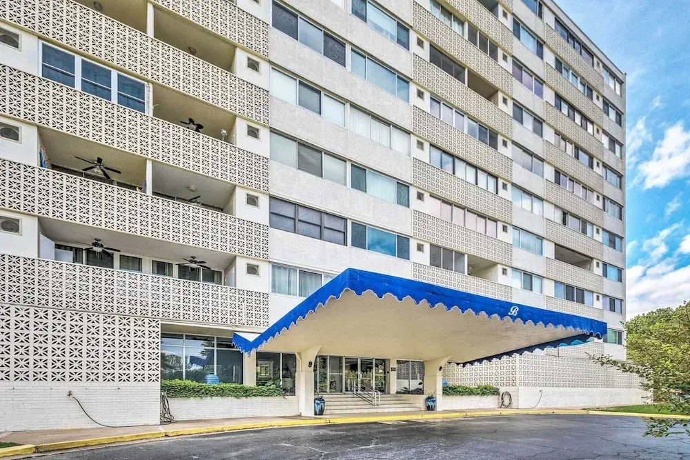 Mid-century Modern Condo on Lake Hamilton! — фото