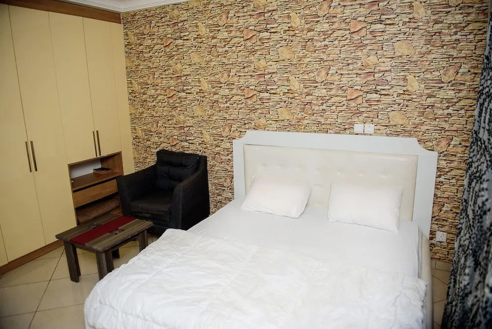 Beautiful 4-bedroom House Located in Abuja - фото 2