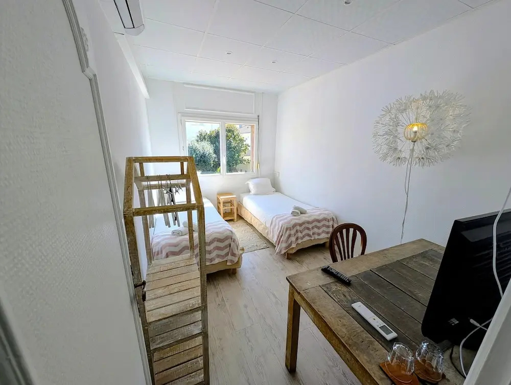 2 Bedrooms Standard Family room with garden view