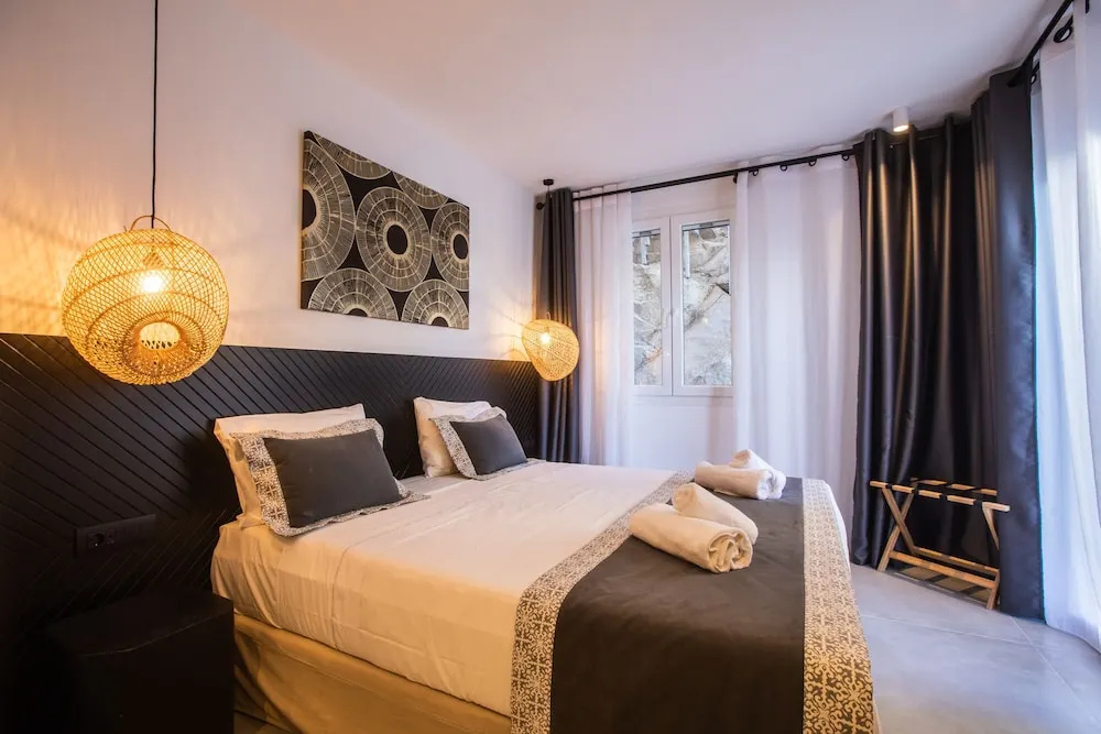 6 Bedrooms Villa