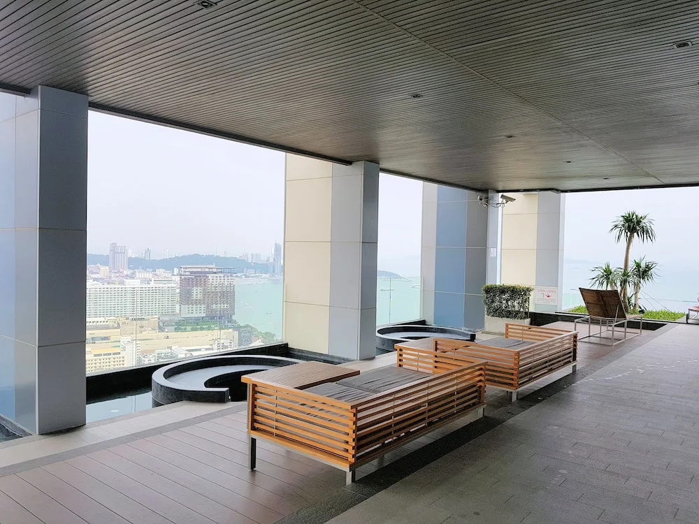 1BR Centric Sea 115 With Infinity Pool