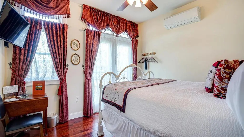 Standard Double room with balcony (full double bed)