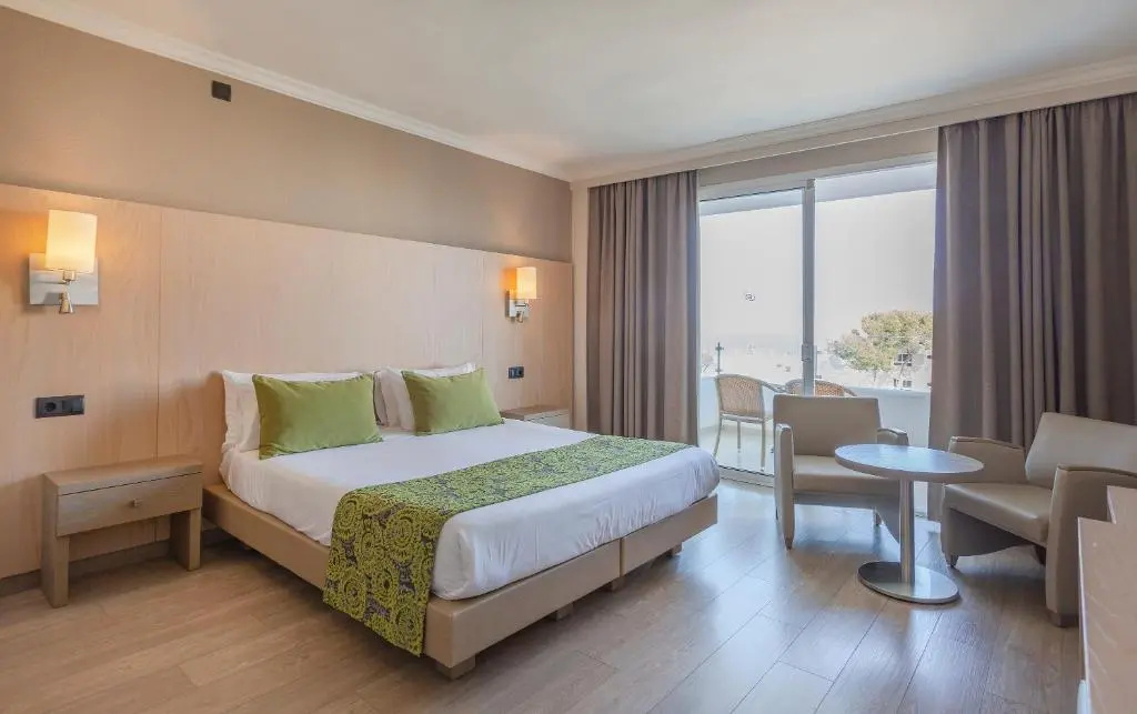 Double room with pool view (full double bed)