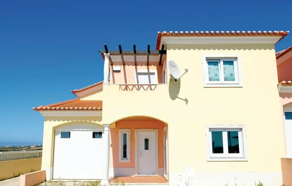 Stunning home in Ventosa do Mar w/ WiFi, 4 Bedrooms and Outdoor swimming pool
