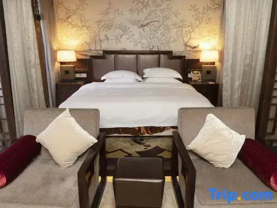 Presidential Double Suite full double bed