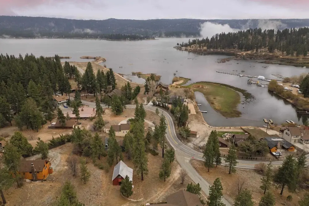 Cozy 2BR Fawnskin Cabin Big Bear Lake, Hiking Trails & Snow Summit Nearby