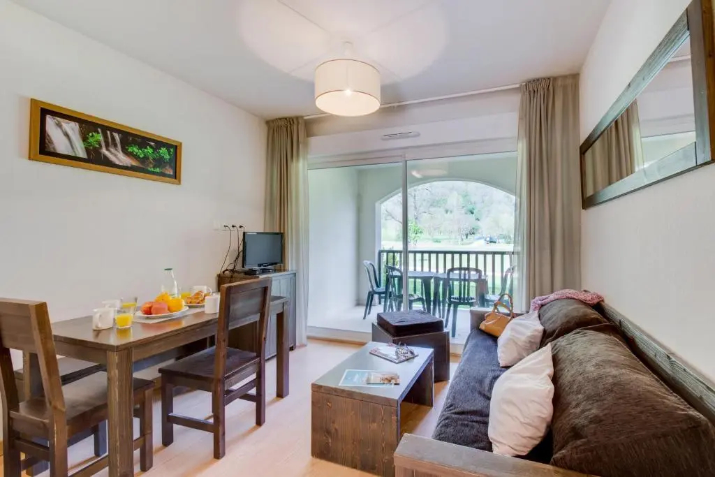 四人 تخت سفینه