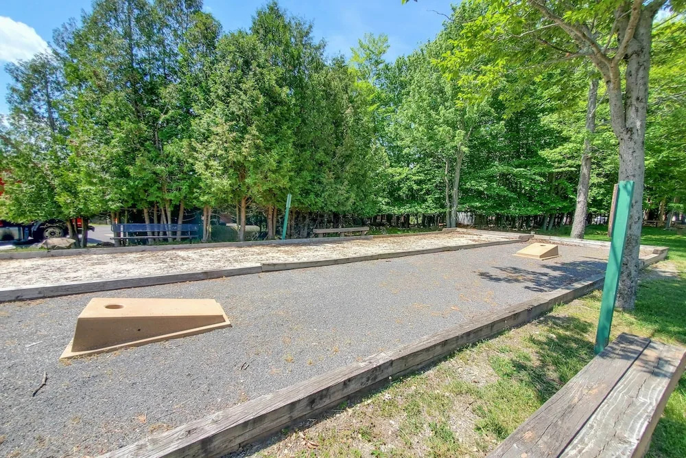 Golf, Ski + Fish: Cabin w/ Deck in Tobyhanna!
