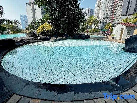 Large and Strategic Rasuna Apt 3BR with WiFi &Pool