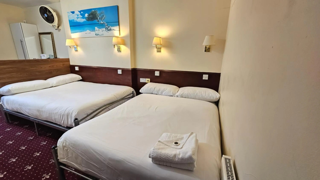 Hyde Park Court Hotel - Photo 4