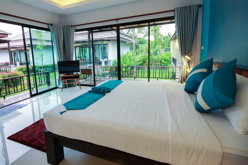 Deluxe Double Villa with balcony and with garden view (full double bed)