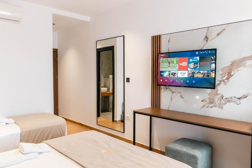 Deluxe Triple room with partial sea view