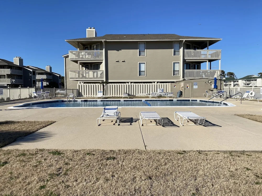 Tilghman Lakes H4 3 Bedroom Condo by RedAwning
