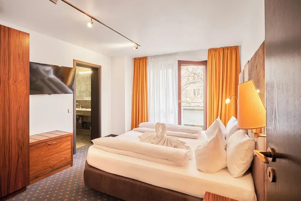 Standard Quadruple room with city view