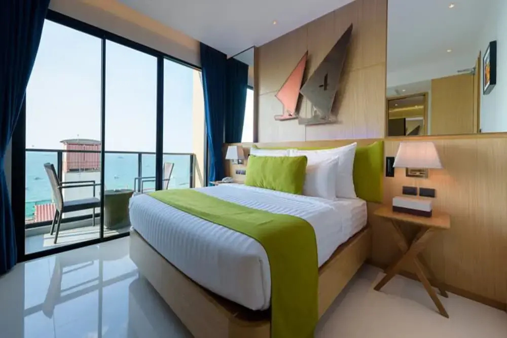 Deluxe room with balcony and with ocean view