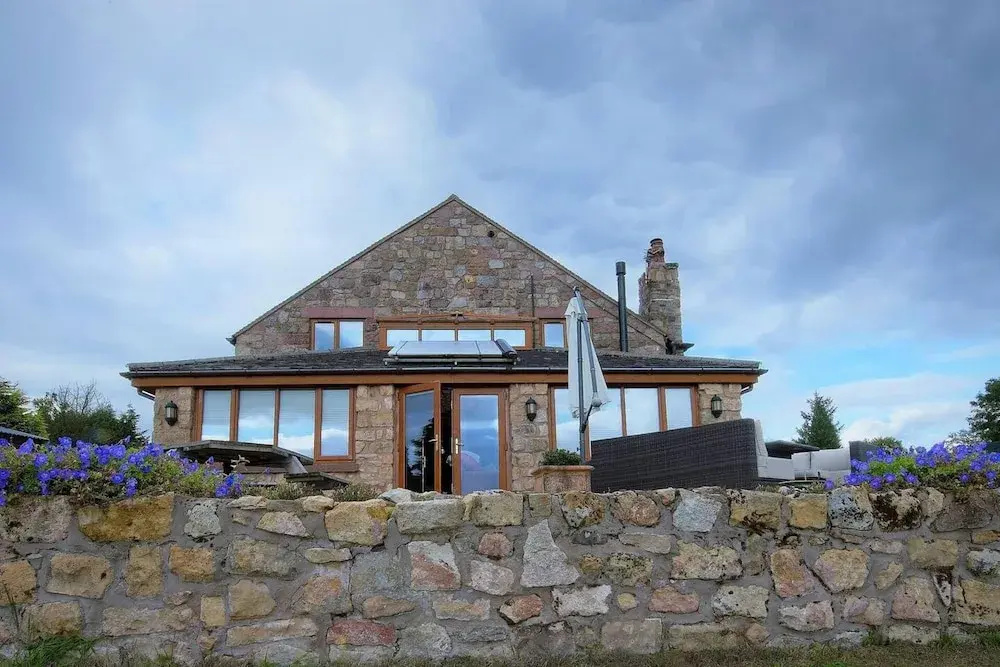 Lakeside Escape, Stone Countryside Cottage