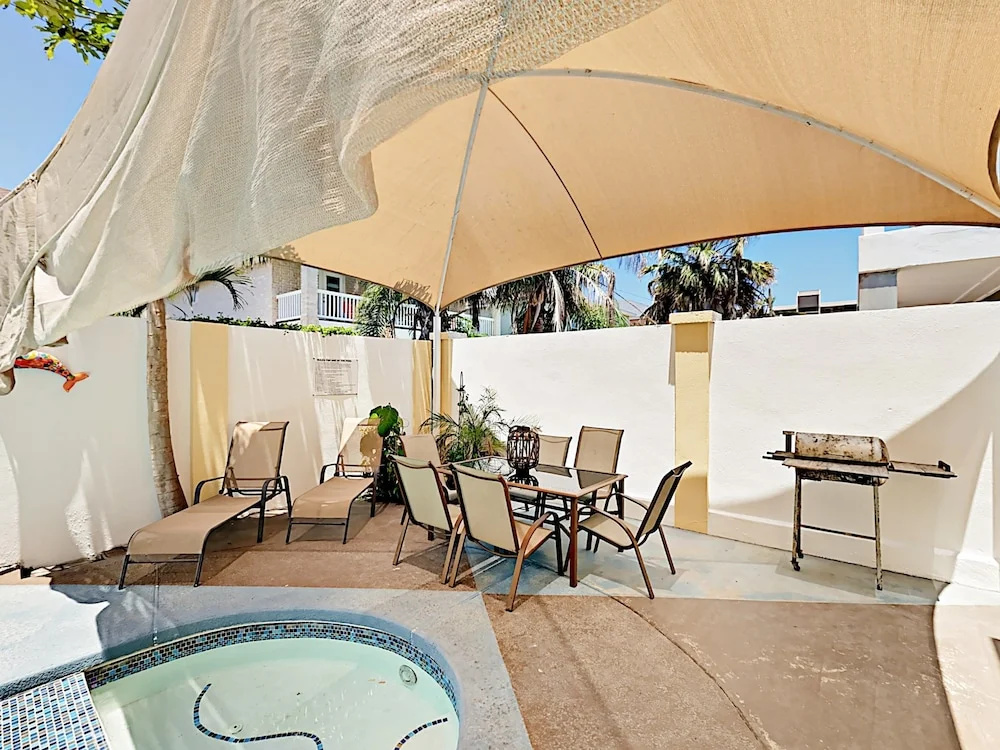 108 E Whiting St House - 2 Br apts by RedAwning