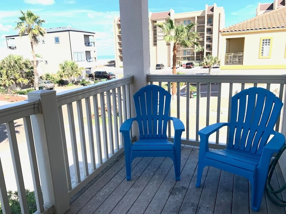 Large 3-bed Condo w Tropical Pool, Close to Beach!