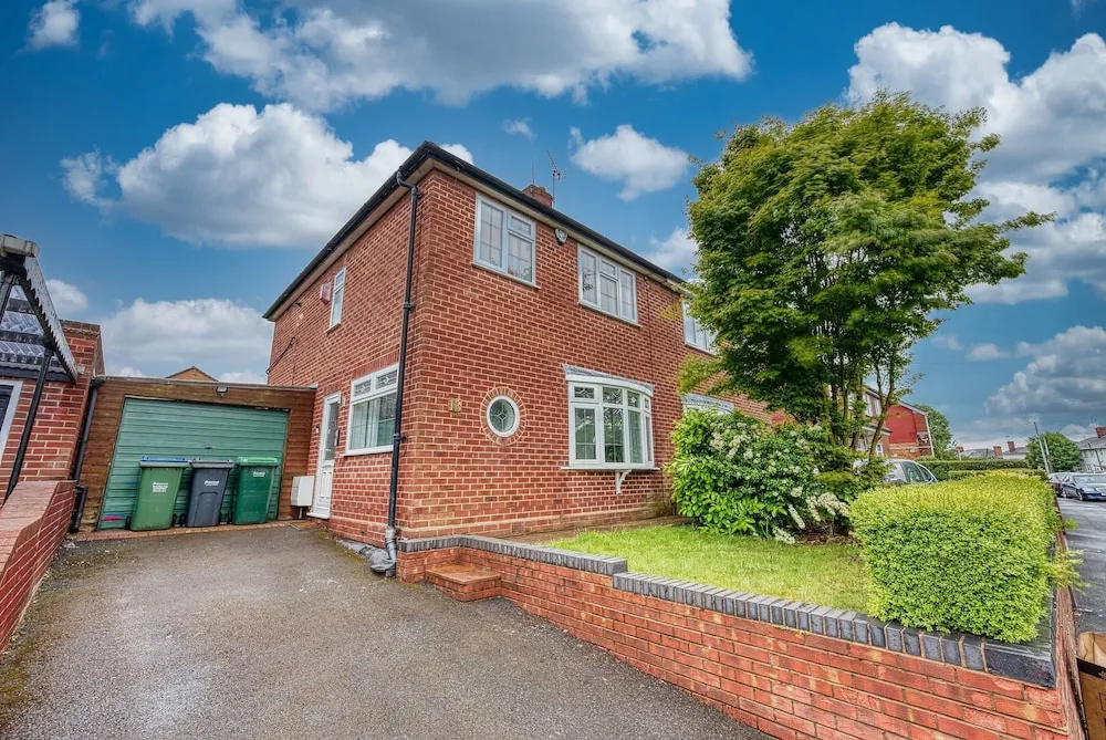 Modern 3BR House Wednesbury Garage