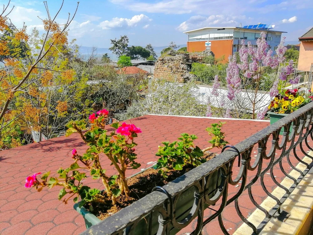 Standard Double room with balcony and Lake View (full double bed)