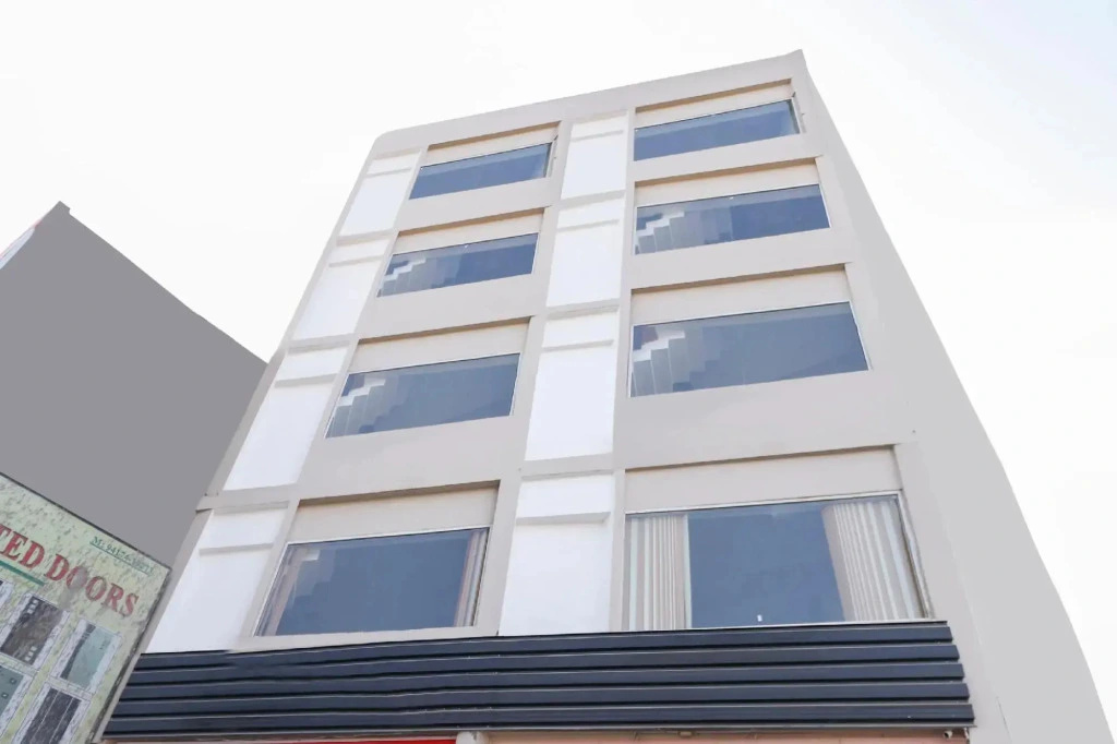 Hotel Red Ark by OYO Rooms