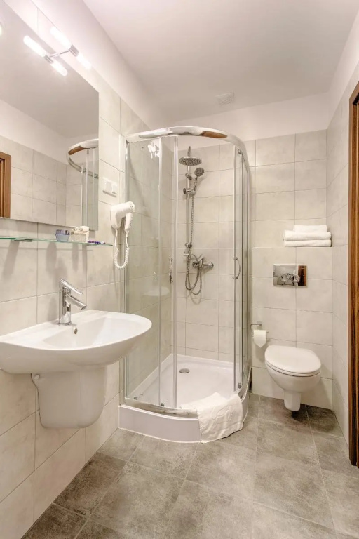 Double room with street view (full double bed)