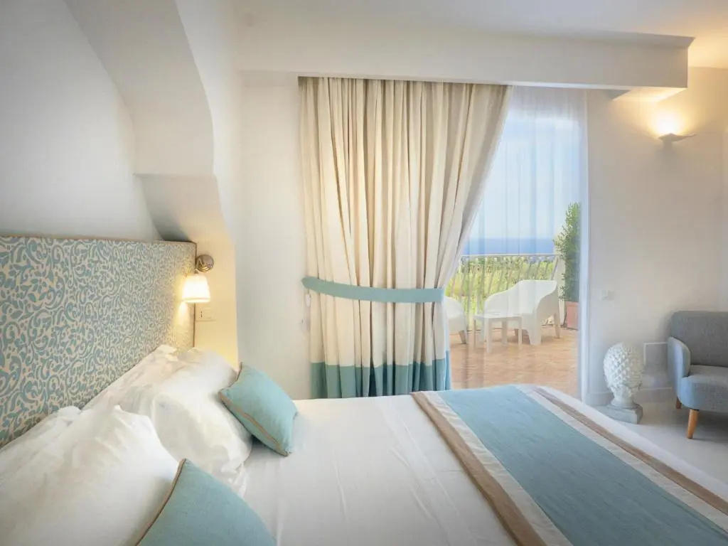 Suite with pool view