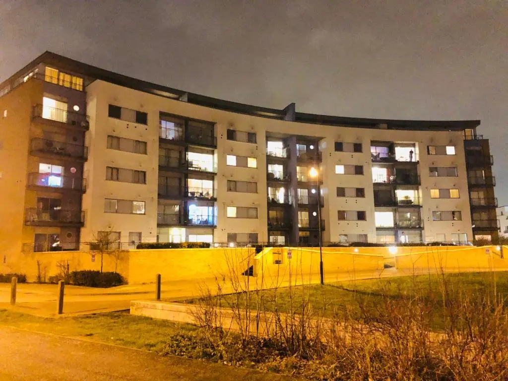 A Modern 2 Bed Luxury Apartment by River Thames