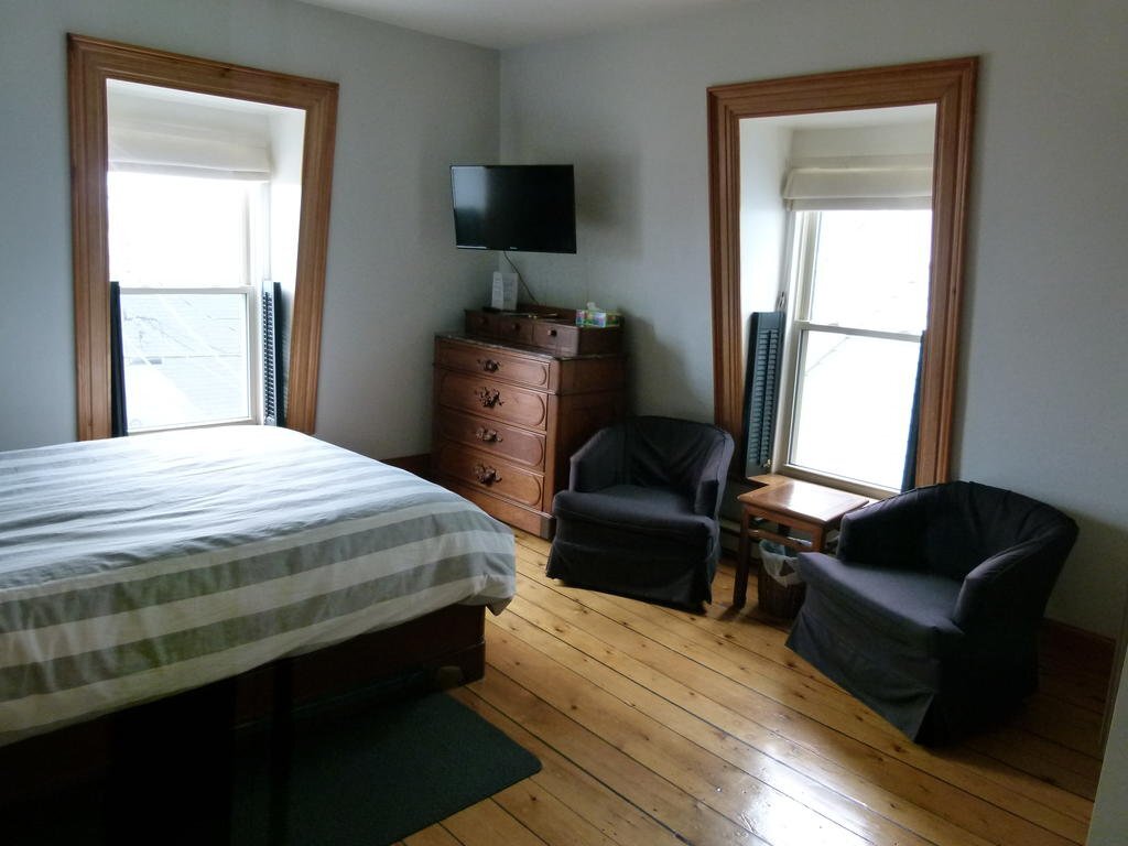 Sail Inn Lunenburg by null