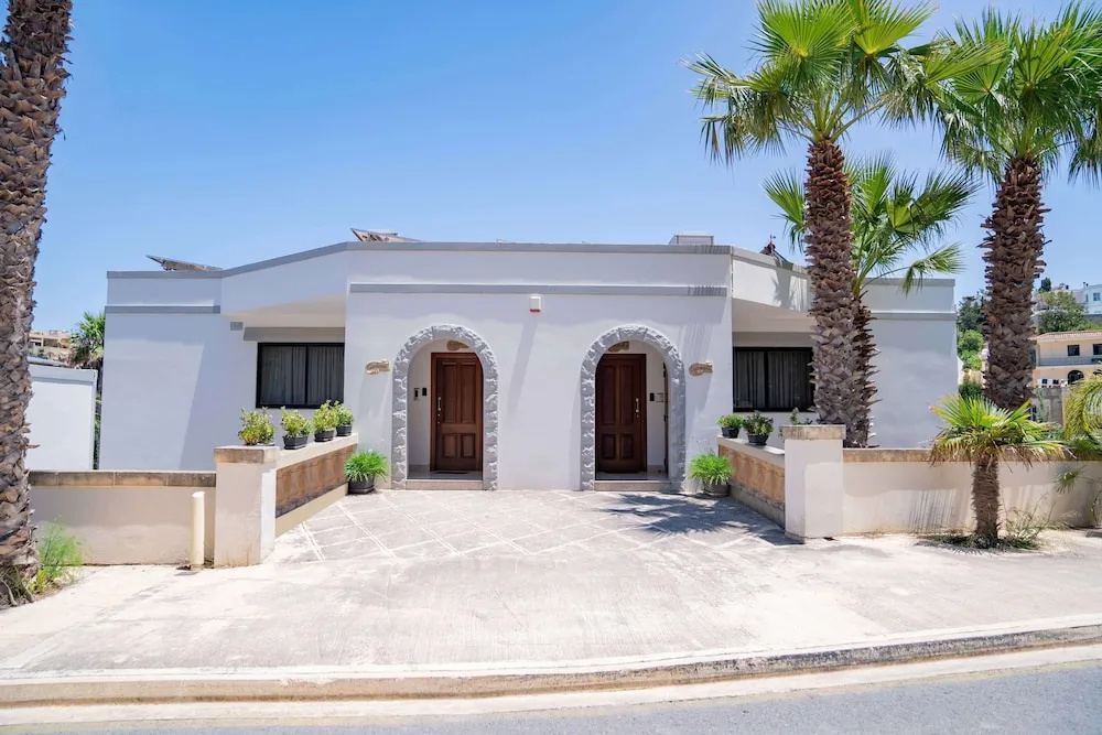 Villa Gardenia - 5 Bedroom Holiday Villa With Pool