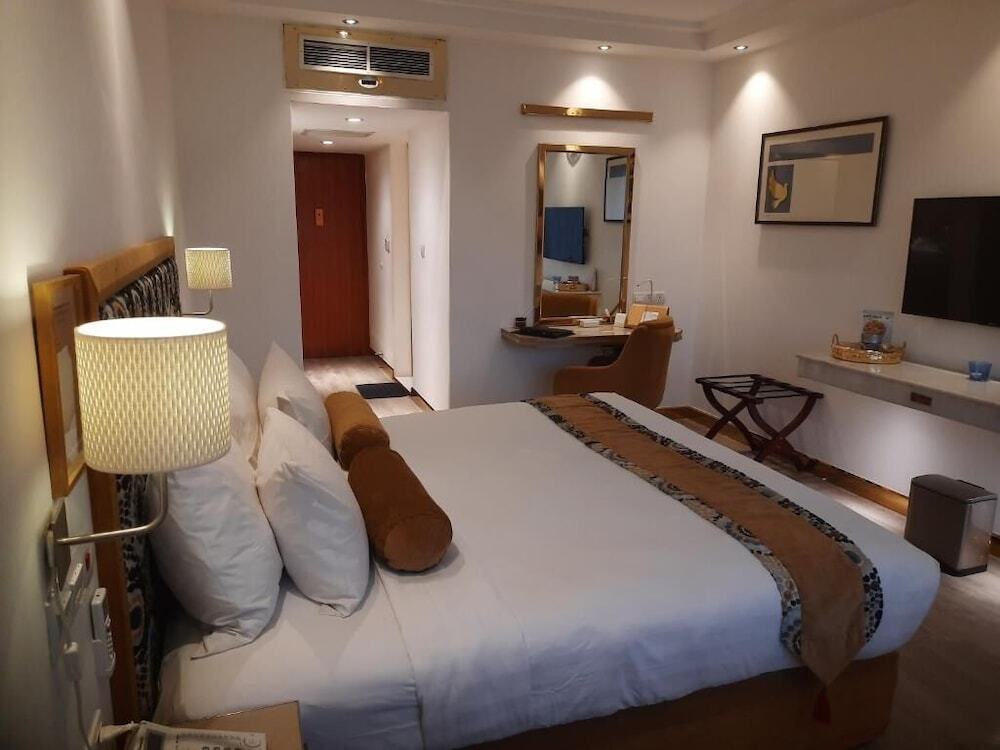 Hotel Razmoni Ishakha by null