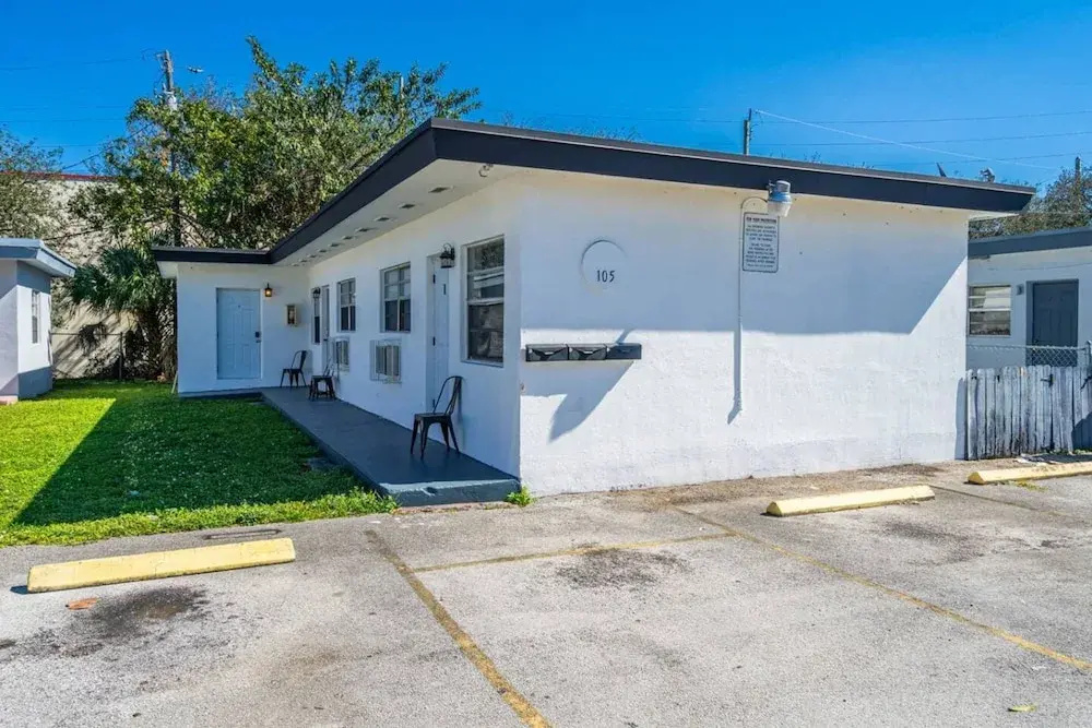Cozy 1BR Retreat 6 Mins to Beach Free Parking