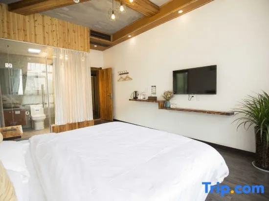 Standard Double room with balcony (full double bed)