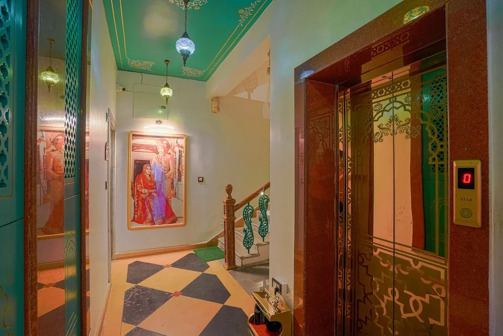 Lobby & Reception