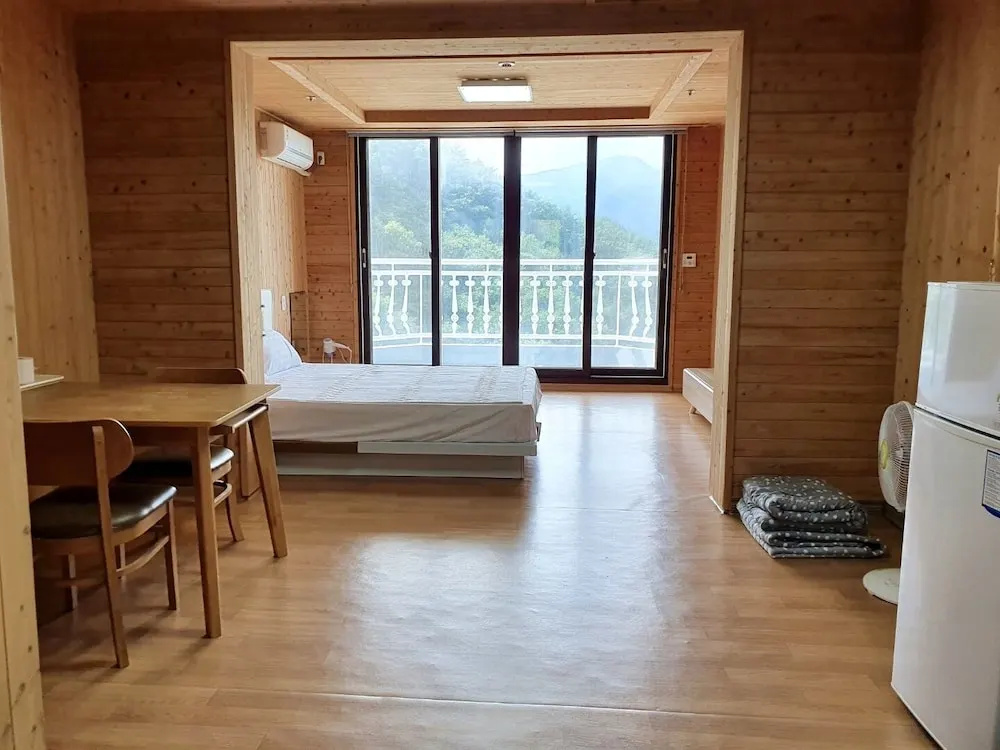Economy room