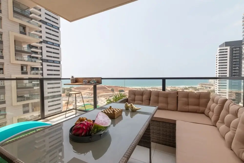 3 BR SeaFront APT Prestigious Tower